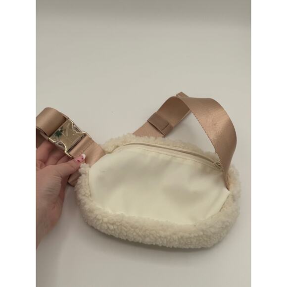 Wantable white fleece hip/crossbody belt bag - Picture 3 of 3